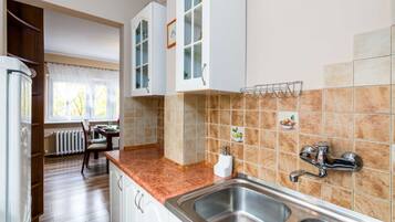 Kühlschrank, Ofen, Herdplatte, Kochgeschirr/Geschirr/Besteck