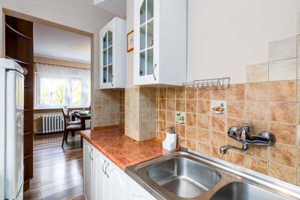 Køleskab, ovn, kogeplade, køkkentøj/tallerkener/redskaber