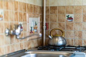 Køleskab, ovn, kogeplade, køkkentøj/tallerkener/redskaber