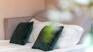 Ein Bett mit zwei Kissen und einem Kopfteil.