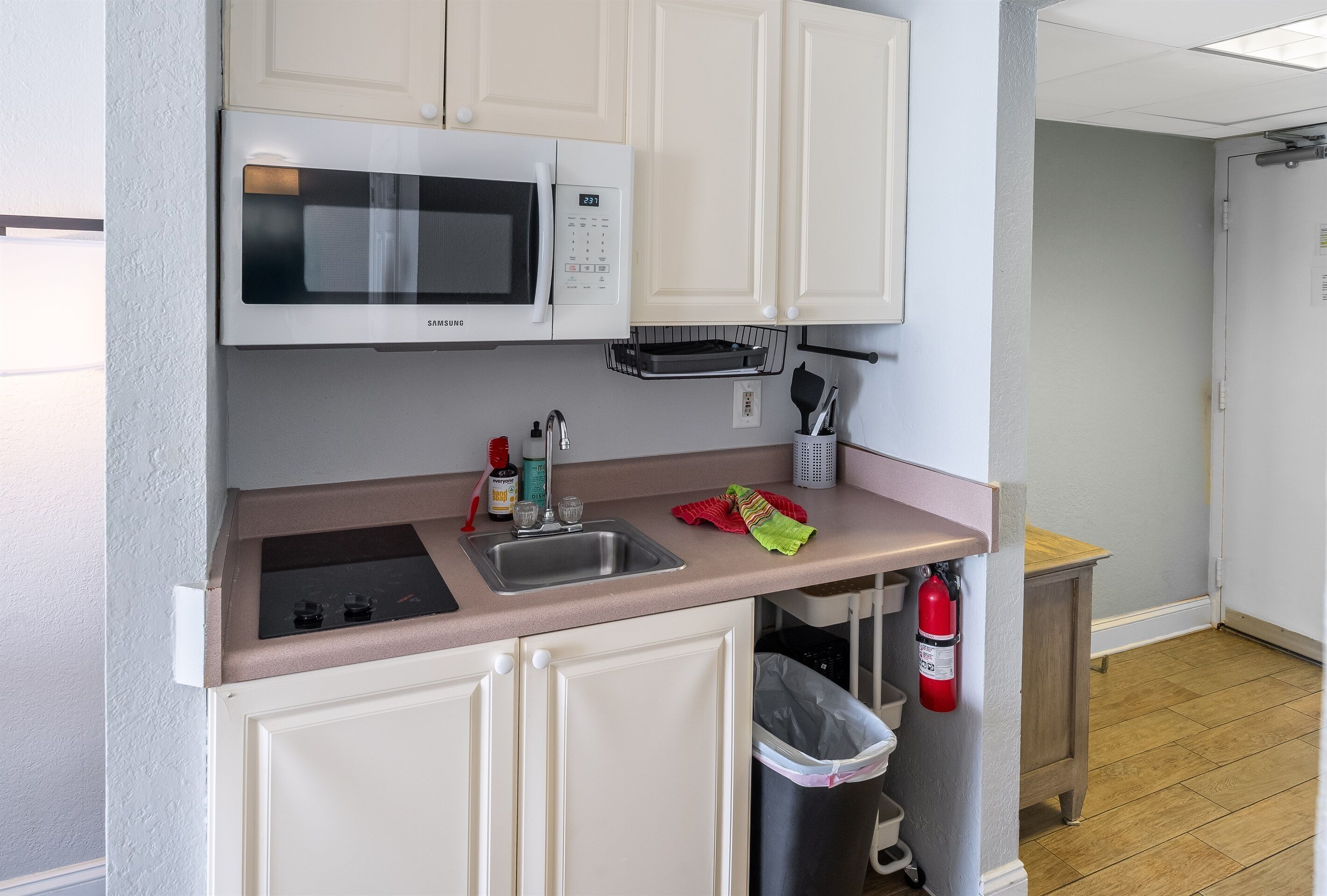 Geladeira, micro-ondas, cafeteira/chaleira