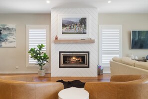 Una Smart TV, una chimenea, un reproductor de DVD, una oficina