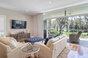 Una Smart TV, una chimenea, un reproductor de DVD, una oficina