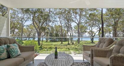 The Lake House - Complete Lakefront Oasis at Murrays Beach, Surrounded by Native Bushland & Wildlife