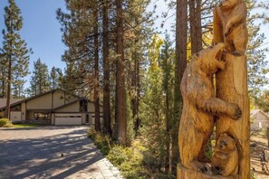 Property grounds - Hideaway Estate. Games, BBQ, New Paint Job. AC. (Big Bear Lake)