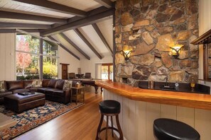 Interior - Hideaway Estate. Games, BBQ, New Paint Job. AC. (Big Bear Lake)