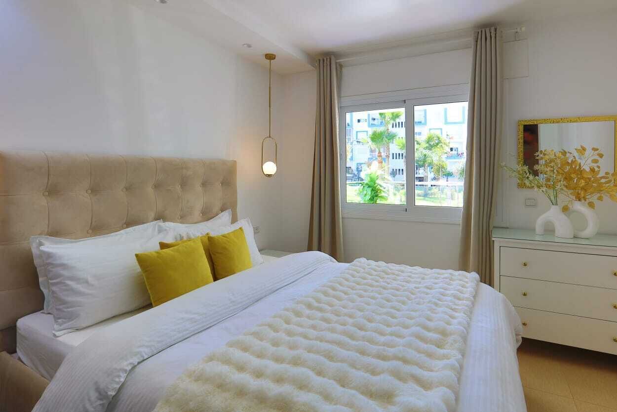 2 habitaciones, tabla de planchar con plancha y cuna de viaje 