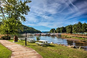 Outdoor dining - Luxury Lake Lure Home w/ Resort Amenities + Biltmore Pass | 55 Min to Asheville (Lake Lure)