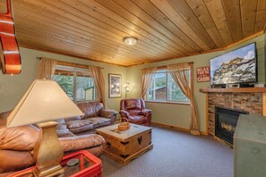 Flat-screen TV, fireplace, DVD player, offices