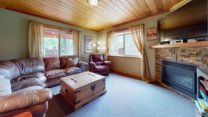 Flat-screen TV, fireplace, DVD player, books