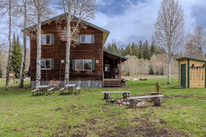 Outdoor dining - Alpine Star Lodge (West Yellowstone)