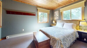 5 Schlafzimmer, Schreibtisch, Bügeleisen/Bügelbrett, Reisekinderbett