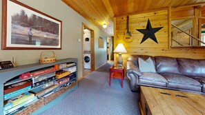 薄型テレビ、暖炉、DVD プレーヤー、書庫