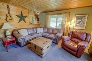 Flat-screen TV, fireplace, DVD player, books