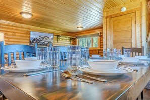 Dining - Blue Spruce Cabin Sum (West Yellowstone)