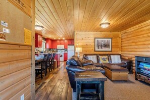 TV, DVD player, books, offices - Blue Spruce Cabin Sum (West Yellowstone)