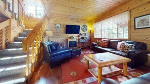 Televisión, libros y oficina 