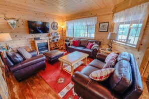 Televisión, libros y oficina 