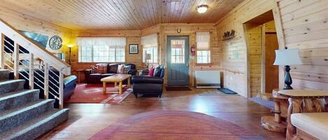 تلفزيون، مدفأة، كُتُب، مكتب