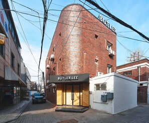 Front of property - Butler.Lee Bricks - Hostel (Seoul)