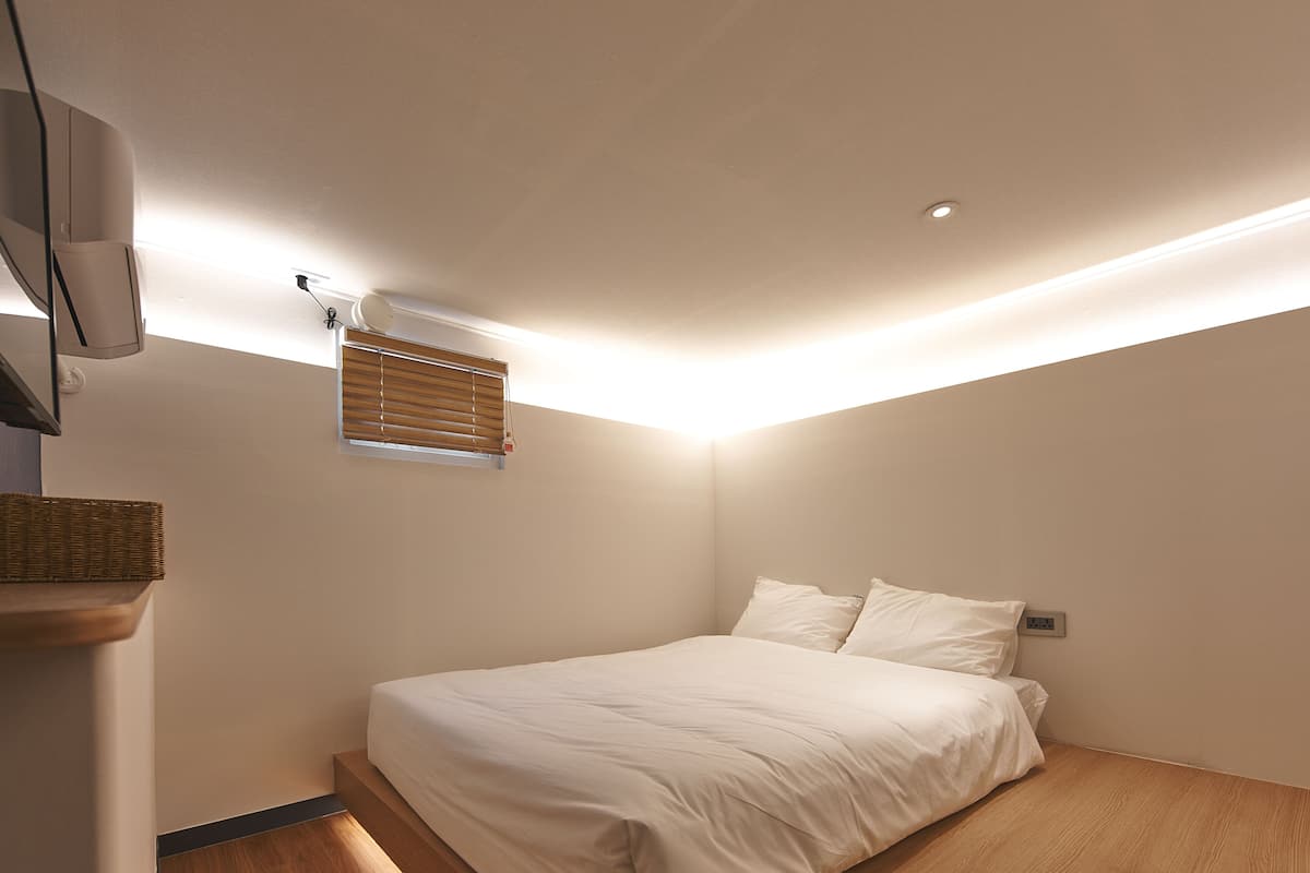 Studio (401) | WiFi (free), bed sheets