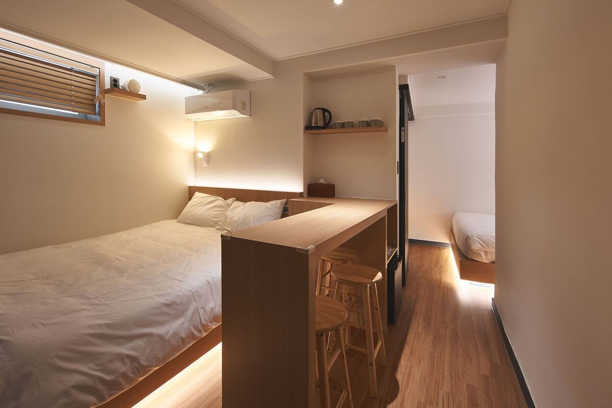 Family Room (101) | WiFi (free), bed sheets