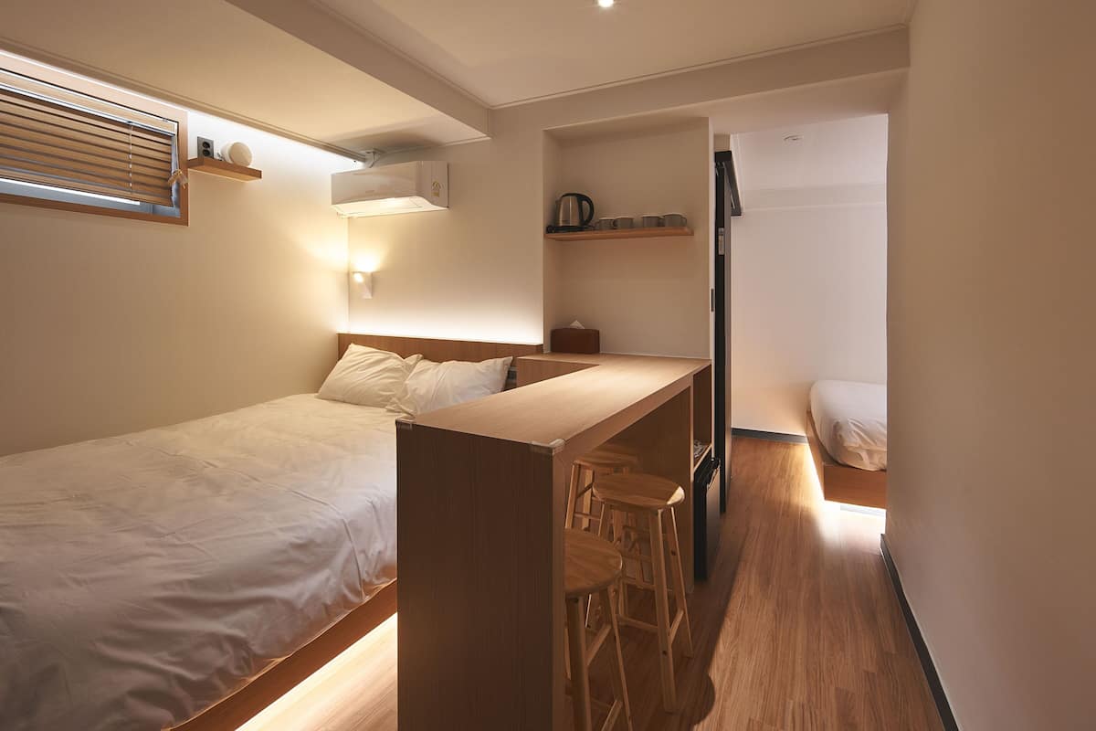 Family Room (101) | Free WiFi, bed sheets