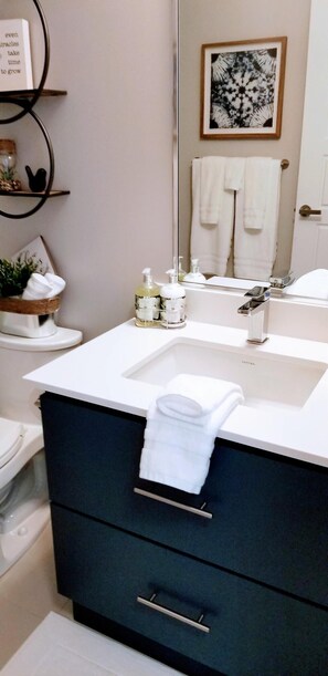 Duschwanne, Haartrockner, Handtücher, Seife