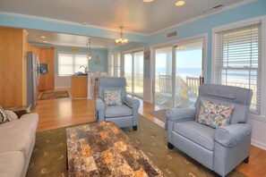 TV, DVD player - 10 Sandy Toes: An Oceanfront Gem in Oak Island, Sleeps 10, Pet Friendly! (Oak Island)