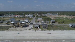 En kystby med boliger ved stranden, en hovedvej og en strand.