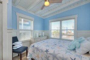 4 slaapkamers, een bureau, een strijkplank/strijkijzer, wifi