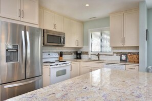 Køleskab, mikrobølgeovn, ovn, kogeplade