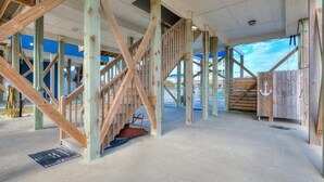 Una obra en construcción con vigas de madera a la vista y suelo de hormigón.