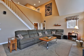 Televisio, takka, DVD-soitin, musiikkikirjasto