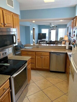 Refrigerador, microondas, horno y parrilla de estufa 