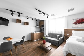 Monolocale Deluxe, cucina | Area soggiorno | TV a schermo piatto