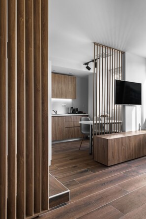 SuĂte luxo, cozinha, vista para a cidade | Ărea de estar | TV de tela plana