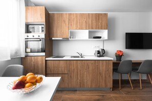 Studio Deluxe, bếp | Bếp riêng | Dụng cụ pha cà phê/trà, tủ lạnh, lò vi sóng, bếp nấu 