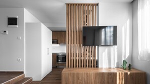 Une cuisine moderne avec des meubles en bois, un four encastré et un four à micro-ondes.