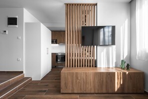 Suite Deluxe, cocina, vista a la ciudad | Área de sala de estar | Televisión de pantalla plana