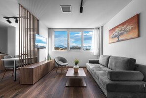 Suite Deluxe, cocina, vista a la ciudad | Área de sala de estar | Televisión de pantalla plana