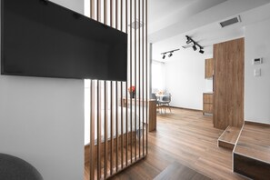 Suite estudio Deluxe, cocina, vistas a la ciudad | Mobiliario individual, sistema de insonorización, wifi gratis
