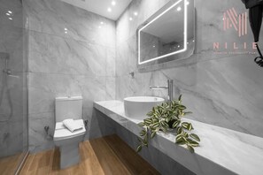 Phòng Suite Deluxe, bếp | Phòng tắm | Bu ồng tắm vòi sen, vòi sen phun mưa, máy sấy tóc, khăn tắm 