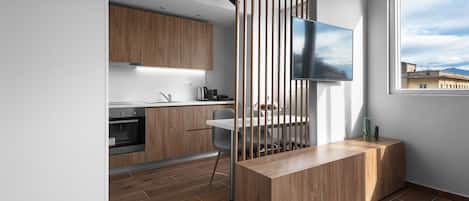 Deluxe-Suite, Küche, Stadtblick | Wohnbereich
