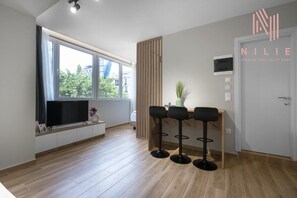 Suite Deluxe, cucina | Cucina privata | Frigorifero, microonde, piano cottura, macchina per tè/caffè