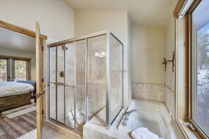 Ensemble baignoire-douche, séchoir à cheveux, serviettes fournies