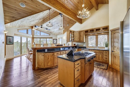 Highfield Trail: Private Hot tub, 2 Separate Living Areas!