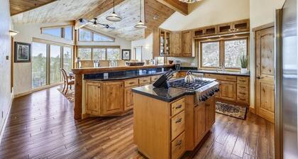 Highfield Trail: Private Hot tub, 2 Separate Living Areas!