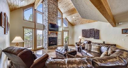 Highfield Trail: Private Hot tub, 2 Separate Living Areas!