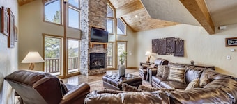 Highfield Trail: Private Hot tub, 2 Separate Living Areas!